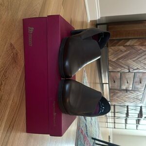 Size 9 1/2 wide brown Munro Shootie